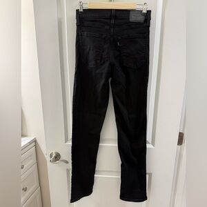Like new Levi's women’s black High Rise Straight Leg jeans